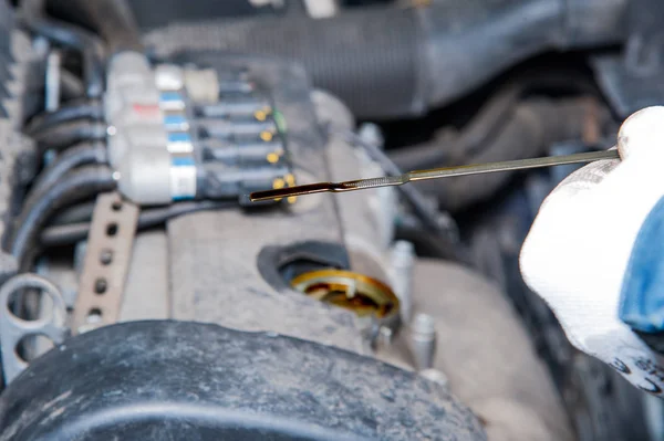 Car Diagnostic Checking Oil Level Engine Car Service — Stock Photo, Image