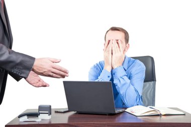 Müdürü / yöneticisi ofiste, üst kat bina ile sonraki beyaz duvar arka plan.