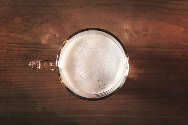 Draufsicht Auf Ein Glas Bier Auf Einem Rustikalen Tisch Ist — Stockfoto