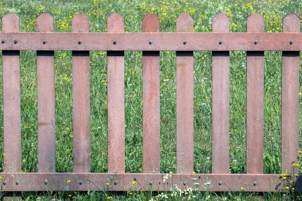 篱笆靠着绿色的草地 俯瞰物体的前方 — 图库照片