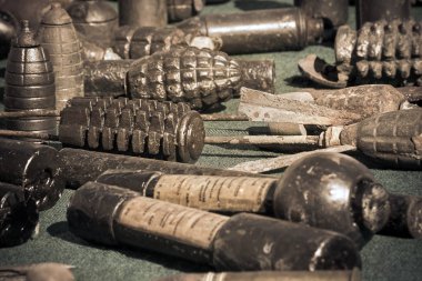 Retro bombalar ve el bombaları, Birinci Dünya Savaşı 'ndan kalma askeri silah koleksiyonu (seçici odaklanma))