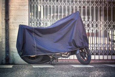 Motosikletin koruyucu kılıfı, siyah su geçirmez ceketli motosiklet. 