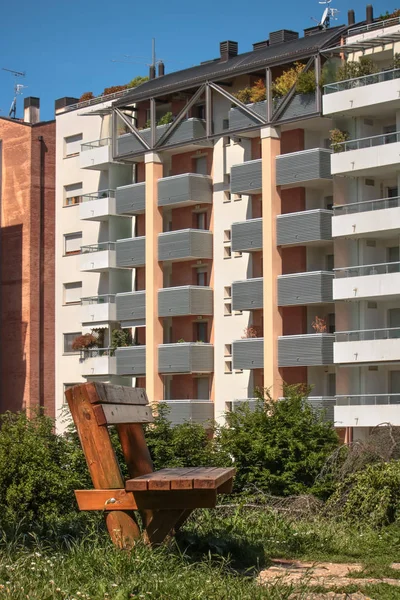 Bänk Park Nära Staden Vertikal Bild Trä Stol Utomhus Och — Stockfoto