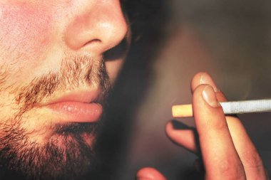 Sigara içen adama yakın çekim, sıcak bağbozumu efektli fotoğraf