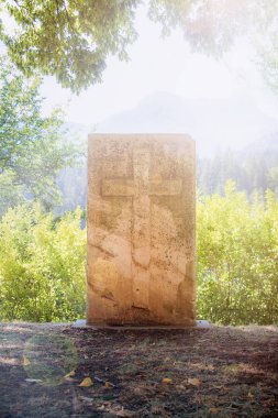 Işıklı mezar taşı. Mezarda haç sembolü