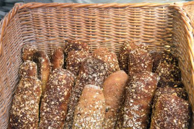 Sepette kepekli ekmek. Farklı tohumlarla kaplı fırında baget.