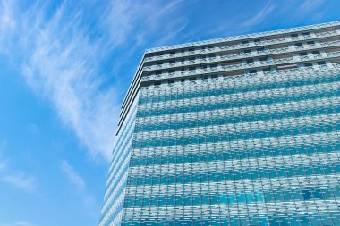 Şehir merkezindeki modern binanın cam cephesi.