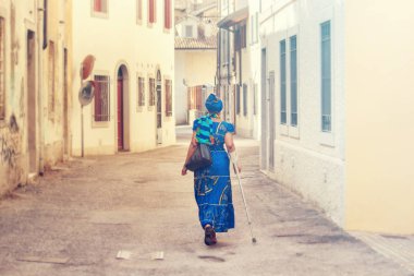 Etnik Afrikalı kadın sokakta yalnız başına yürüyor.