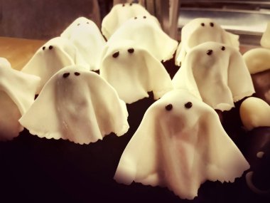 Korkunç cadılar bayramı hayalet pastaları. Beyaz çikolata tatlısı. 