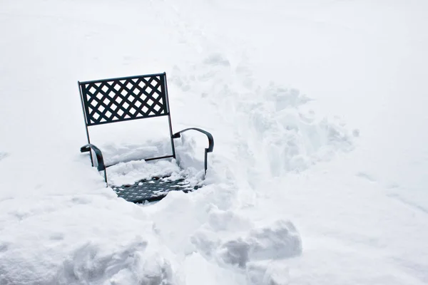Sacco Concetto Neve Una Sedia Coperta Mostra Una Forte Nevicata — Foto Stock