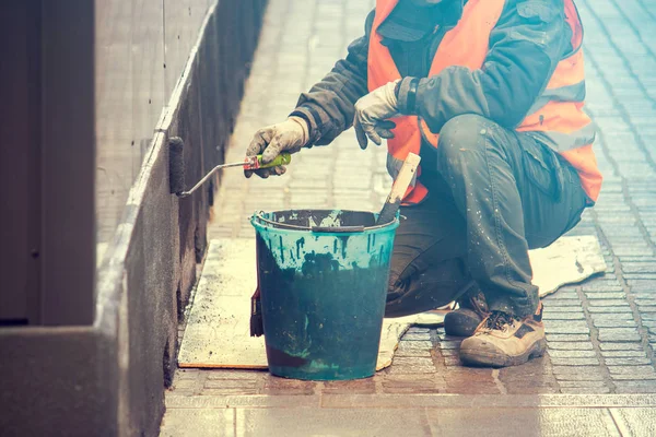 建筑工人油漆工作 人行道上用滚筒刷子工作的人 — 图库照片