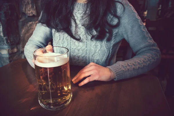 Mujer Bebiendo Una Cerveza Grande Lleva Suéter Lana — Foto de Stock