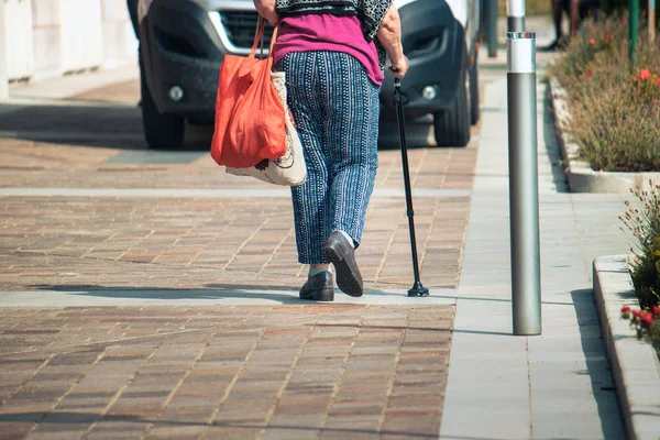 Деталь Трости Пожилая Женщина Сумками Ходит Используя Поддержку Деамбуляции — стоковое фото