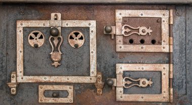 Antika sobanın ön görüntüsü, paslı demir nesne