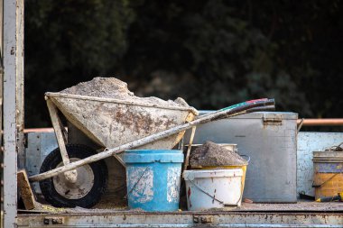 Bir inşaat sahasında çalışmak için kirli araçlar, görüntünün üstüne kopyalama alanı