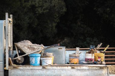 El işçiliği kavramı, bir kamyon üzerinde inşaat işi için çeşitli nesneler (görüntünün üstündeki boşluğu kopyala)