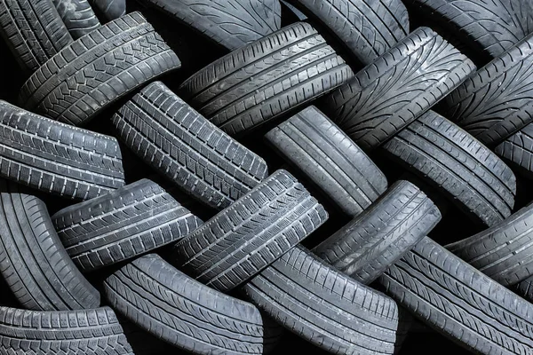 旧汽车轮胎 橡胶弯曲的线条会产生视觉上的动态效果 — 图库照片