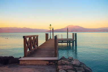 Dağ gölünde sakin bir sahne. Garda gölünde gün batımı (İtalya)