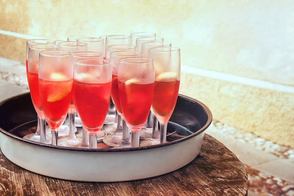 Verse Rode Cocktails Buitenglazen Een Dienblad Geplaatst Een Houten Tafel — Stockfoto
