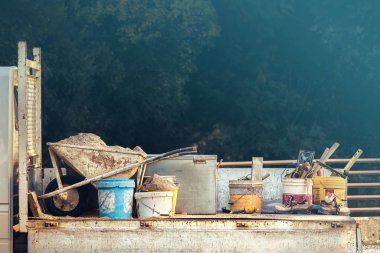 Kopya alanı olan el emeği araçları, inşaat işi için çeşitli kirli nesneler