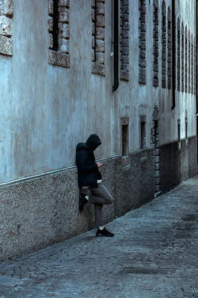 Капюшоном Підліток Телефоном Молодий Чоловік Стоїть Стіні Темно Синій Тон — стокове фото
