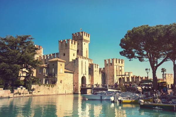 Hrad Sirmione Středověký Hrad Scaliger Jezeře Garda Vinobraní Efekt — Stock fotografie