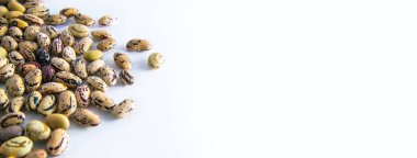 Fasulyeli yatay resim, baklagiller beyaz arkaplanda.