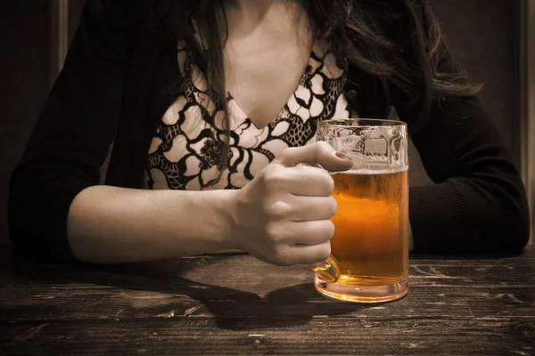 Mädchen Hält Bier Auf Holztisch Suchtkonzept — Stockfoto