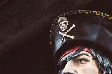 Kafatası olan korsan şapkası, nesne kahverengi filtre efektini kapat