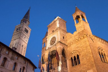 Pordenone, belediye binası ve Saint Mark çan kulesi.