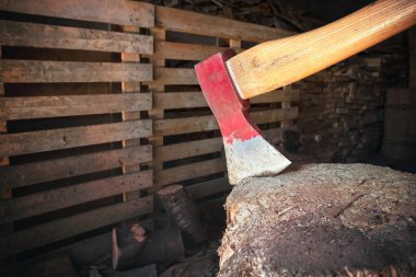 Tahtadaki baltanın ayrıntıları. Woodman çalışma nesnesi
