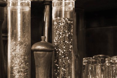 Biber biberli biber değirmeni, baharat ve sepia efekti.