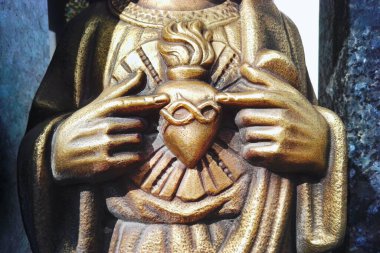 İsa 'nın kalbi, İsa' nın altın heykelinin ayrıntıları.