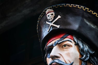 Korsan şapkası, kafataslı gerçekçi heykel, nesnenin yakınına.
