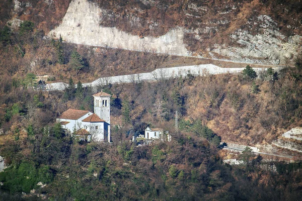 山の中の古い教会 宗教的な建物と呼ばれる Chiesa Santa Maria Oltreしかし トルメッツォの街の近くのアルプスに位置しています イタリア — ストック写真