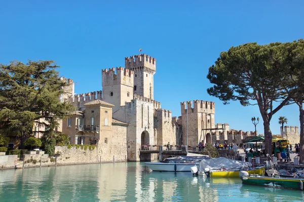 Přístav Hrad Sirmione Slavná Italská Památka Jezeře Garda — Stock fotografie