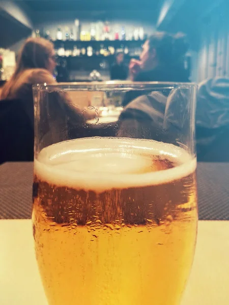 Cerveja Com Pessoas Desfocadas Fundo Imagem Vertical Bebida Alcoólica — Fotografia de Stock