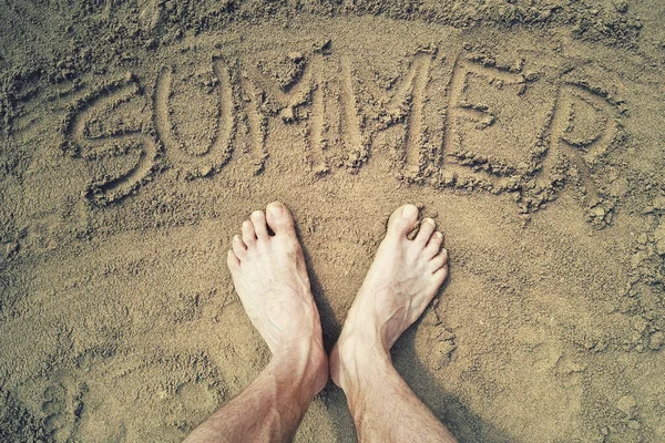 Palavra Verão Escrito Areia Vista Superior Dos Pés Humanos Praia — Fotografia de Stock