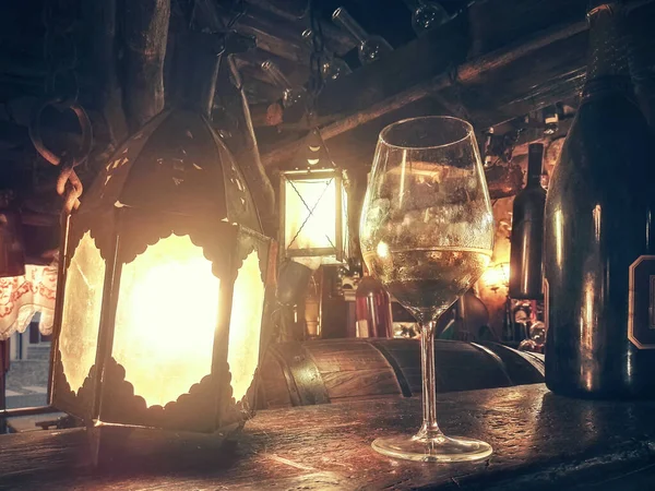 居酒屋で古いワイン 古代の旅館で提供される伝統的なイタリアの飲み物のガラス — ストック写真
