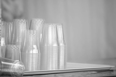 Tabak üzerine plastik cam yığını, kopyalama alanı olan siyah beyaz resim