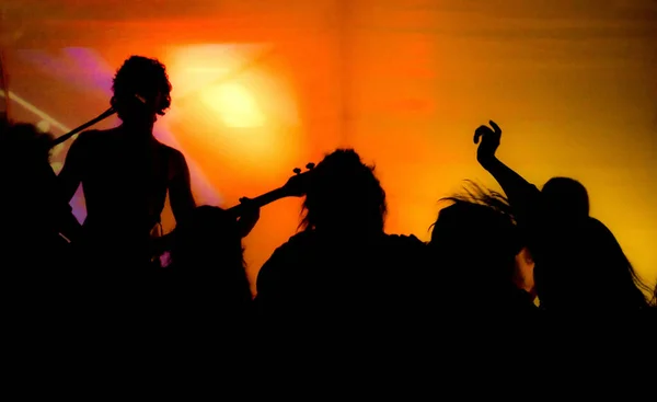 Club Crowd Silhouette Concert Rock Atmosphere Warm Tones Black Figures — Stock Photo, Image