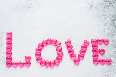Pembe kalplerden Sevgililer Günü için Aşk kelimesi