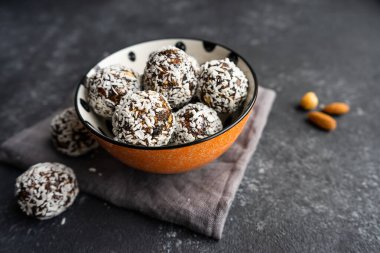 Enerji dolu çiğ ceviz topları turuncu bir kasede