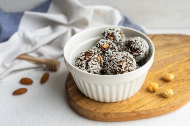 Tarihlerden ve fındıklardan enerji topları