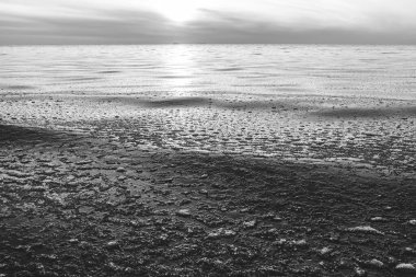 Kışın körfezde çözülmüş buz