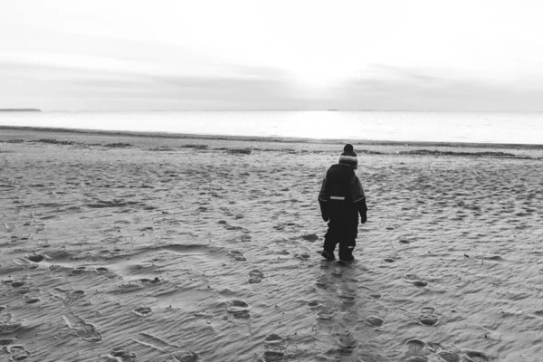 Garçon solitaire sur une plage déserte — Photo