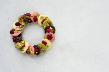 Böğürtlen ve fındıklı el yapımı Belçika çikolatası