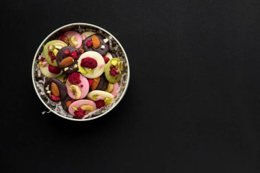 Çeşitli Belçika çikolatalarından oluşan hediye seti.