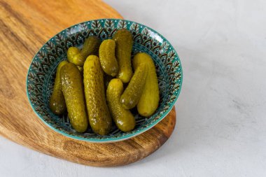 Bir kasede salatalık turşusu, mayalanmış sebze.