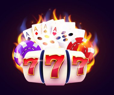 Yanan kumar makinesi, zarlar, poker kartları büyük ikramiyeyi kazanır. Yangın kumarhanesi kavramı. Sıcak 777.